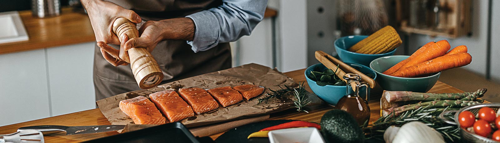 preparazione pesce in cucina